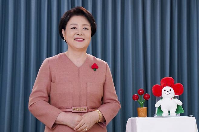 김정숙 여사가 청와대 무궁화실에서 ‘희망2022 나눔캠페인’ 사랑의 온도 100도 달성을 이뤄낸 국민들에 대한 감사 인사를 영상으로 전하고 있다.(사진=연합뉴스)
