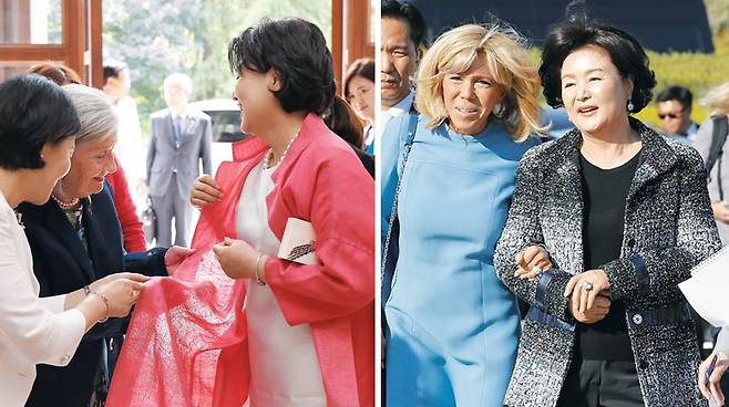 (왼쪽부터)2017년 조안 허버드 전 주한 미국 대사 부인이 김 여사의 분홍색 누비옷을 살펴보는 모습. 2018년 에마뉘엘 마크롱 프랑스 대통령 부인인 브리지트 마크롱 여사와 파리 루브르 박물관에 입장하는 모습. /연합뉴스