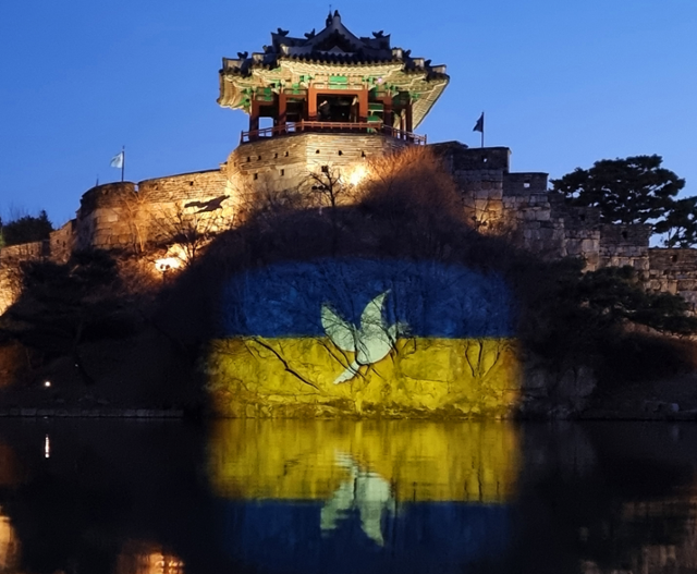 경기 수원시 팔달구 화홍문과 방화수류정·수원화성 성벽에 우크라이나의 평화를 기원하는 조명. 수원시 제공