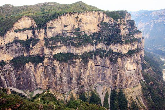 협곡 건너편 관망대에서 본 징디 괘벽공로. 선과 구멍으로 연결된 곳이 길이다. Ⓒ최종명