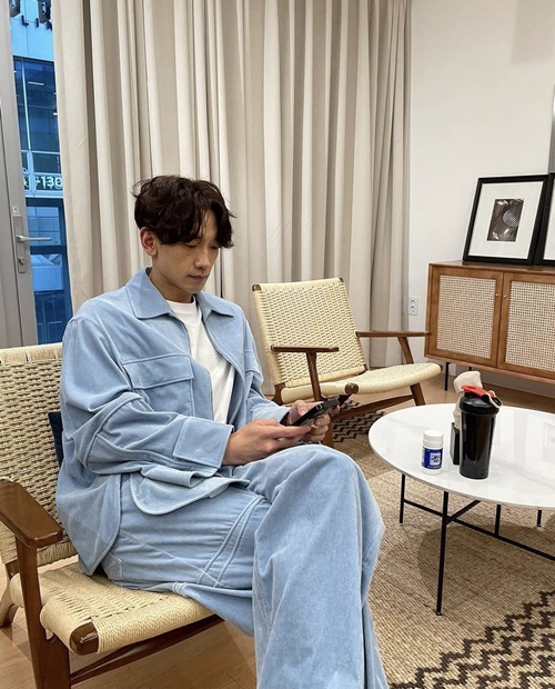 Singer and actor Rain has been on the latest occasion.He posted two photos on Instagram on Wednesday, along with a fire emoji.Rain in the photo is looking at his cell phone sitting on a chair with a blue-collar fashion.The netizen sent Cheering such as I do not have such a cool thing, please be cool, I have problems in my present life, I am so handsome and I think more about Rain.Meanwhile, Rain recently appeared in the TVN drama Ghost Doctor.Ghost Doctor is a work that depicts the story of two doctors who are background, ability, personality, and drama, combining soul and body due to ice.Rain is married to actor Kim Tae-hee and is raising two daughters.