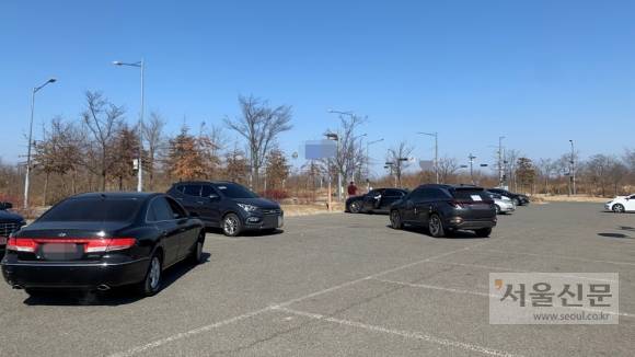 한쪽에 마련된 주차장에서 초보운전자들이 평소 하기 힘든 주차 연습을 하고 있다. 2022.03.26