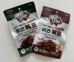 바이오믹스테크의 비건 육포 2종.