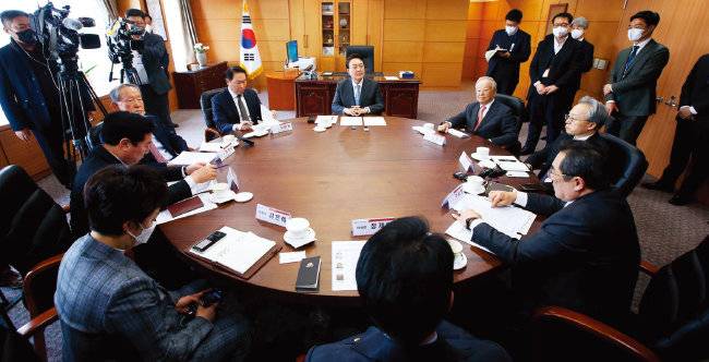 윤석열 대통령 당선인(가운데)이 3월 21일 서울 종로구 대통령직 인수위원회 사무실에서 재계 6개 단체장과 회동을 하고 있다. [동아DB]