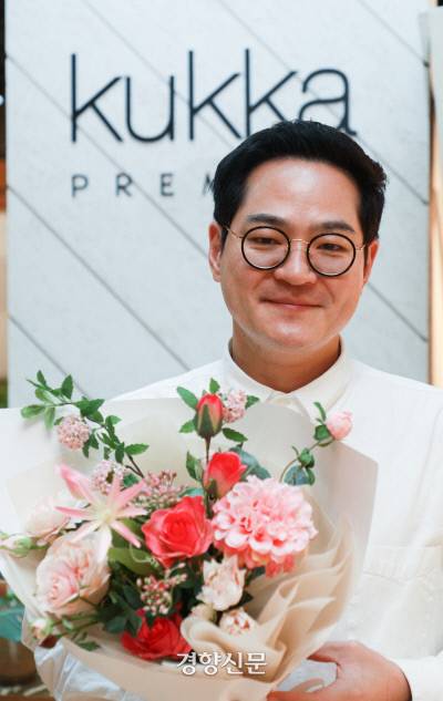 박춘화 꾸까 대표가 지난 23일 서울 송파구 꾸까 잠실점에서 꽃다발을 들고 포즈를 취하고 있다. 우철훈 선임기자
