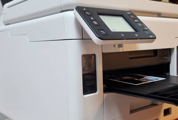 캐논 복합기에서 사진이 인쇄된 모습. 정옥재 기자