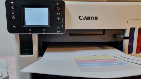 캐논 복합기를 점검하기 위해 테스트 프린트한 모습. 정옥재 기자