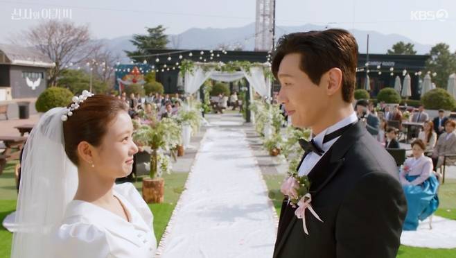 Ji Hyun Woo and Lee Se-hee broke the odds and set the couples kite; Park Ha-na, who had broken the relationship with each other by all kinds of evil, left after losing everything.In the final episode of KBS 2TVs Gentleman and Young Lady broadcast on the 27th, the images of Britain (Ji Hyun Woo) and Dandan (Park Ha-na) promising eternal life were drawn.The British, who were allowed to marry Dandan by Sucheol, aimed only at the moment of proposal, but took a step for the best moment.The Dandan, who waited only for the proposal, said, What is it, Mr. President? Are you trying to get over it to not propose?I can not say that I want to be proposed by my mouth. Dandan, who had been called by Jenny, had received a dream proposal there, and the British, who had borrowed the entire restaurant, conveyed his heart to the serenade for Dandan.Then he knelt down in front of Dandan and held out a ring he had prepared, saying, Doctor Park, would you marry me? Dandan accepted such a British proposal.Unlike Dandan, who has won such happiness, Sarah (Park Ha-na), who shook the relationship with all kinds of evil, lost everything and became a loner.Im not coming back to Korea again, he said, atonement, saying, Its the best I can do to leave like this.Meanwhile, there has also been a change in the long-standing bad performance of the British and the Great War.The Dandan, who received the mothers ring from England, knew that Daeran wanted the ring in question from the sophisticated (Yoon Jin-i), and suggested, This ring, can not you give it to your big wife?I do not get this ring, Daeran said, but I was going to give it to Dr. Park until now.But Park told me to give it to her. You wanted it. Take it. I think my father gives it.Then he said, Im sorry, I didnt steal this ring because I was greedy. I was sorry for your father.I didnt say it because I didnt have a chance, but Im a sinner.Dandan put the ring directly to the Daeran and laughed, If you want to give it to me, please pass it on later. Daeran eventually burst into tears.The ending of gentleman and young lady was embroidered by the Wedding ceremony of the UK and Dandan.In the blessing of many, the two promised each other a wedding ring and promised eternity.On this occasion, Yeonsil (Mr. Oh Hyun-kyung) who grabbed the microphone called This West, our Dandan is good for you and the British shouted Yes, sir.The three children in England also conveyed a message of congratulations, especially the youngest, Sejong, laughed with the support of I want to see my brother (?).