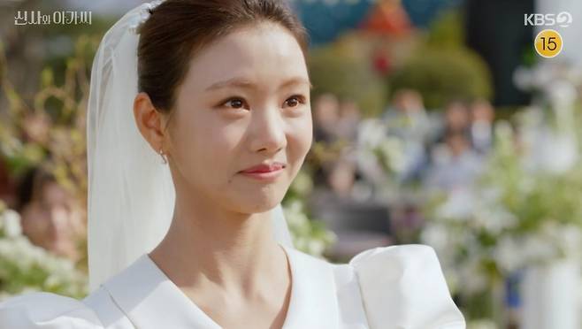 Ji Hyun Woo and Lee Se-hee broke the odds and set the couples kite; Park Ha-na, who had broken the relationship with each other by all kinds of evil, left after losing everything.In the final episode of KBS 2TVs Gentleman and Young Lady broadcast on the 27th, the images of Britain (Ji Hyun Woo) and Dandan (Park Ha-na) promising eternal life were drawn.The British, who were allowed to marry Dandan by Sucheol, aimed only at the moment of proposal, but took a step for the best moment.The Dandan, who waited only for the proposal, said, What is it, Mr. President? Are you trying to get over it to not propose?I can not say that I want to be proposed by my mouth. Dandan, who had been called by Jenny, had received a dream proposal there, and the British, who had borrowed the entire restaurant, conveyed his heart to the serenade for Dandan.Then he knelt down in front of Dandan and held out a ring he had prepared, saying, Doctor Park, would you marry me? Dandan accepted such a British proposal.Unlike Dandan, who has won such happiness, Sarah (Park Ha-na), who shook the relationship with all kinds of evil, lost everything and became a loner.Im not coming back to Korea again, he said, atonement, saying, Its the best I can do to leave like this.Meanwhile, there has also been a change in the long-standing bad performance of the British and the Great War.The Dandan, who received the mothers ring from England, knew that Daeran wanted the ring in question from the sophisticated (Yoon Jin-i), and suggested, This ring, can not you give it to your big wife?I do not get this ring, Daeran said, but I was going to give it to Dr. Park until now.But Park told me to give it to her. You wanted it. Take it. I think my father gives it.Then he said, Im sorry, I didnt steal this ring because I was greedy. I was sorry for your father.I didnt say it because I didnt have a chance, but Im a sinner.Dandan put the ring directly to the Daeran and laughed, If you want to give it to me, please pass it on later. Daeran eventually burst into tears.The ending of gentleman and young lady was embroidered by the Wedding ceremony of the UK and Dandan.In the blessing of many, the two promised each other a wedding ring and promised eternity.On this occasion, Yeonsil (Mr. Oh Hyun-kyung) who grabbed the microphone called This West, our Dandan is good for you and the British shouted Yes, sir.The three children in England also conveyed a message of congratulations, especially the youngest, Sejong, laughed with the support of I want to see my brother (?).
