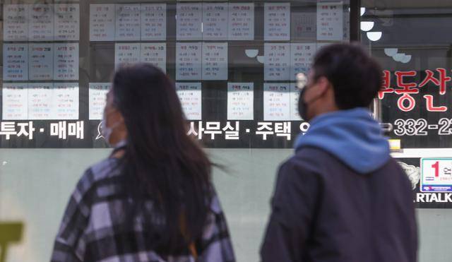 대통령직인수위원회는 28일 '임대차 3법'이 시장에 상당한 혼선을 주고 있다며 폐지·축소 등을 검토 중이라고 밝혔다. 사진은 이날 서울의 한 부동산 중개업소 모습. 연합뉴스