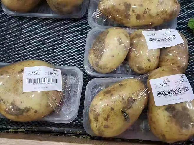 상하이의 마트와 일본 백화점에서 판매한 감자의 실제 가격.
