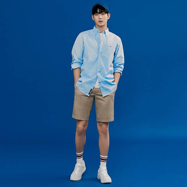 Kim Soo-hyun posted a number of photos on Instagram on the 28th and reported his recent situation.The photo shows Kim Soo-hyun taking a picture as a model of a clothing brand.Fans commented, Cute, How does blue fit in? and How old are you?