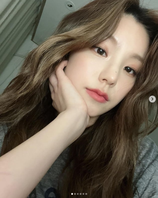 Yezi of girl group ITZY told her innocent daily life.Yezi posted a picture on the ITZY official Instagram on the 28th with an article entitled Poggle Poggle.Yezi in the open photo is staring at the camera.On the other hand, ITZY, which Yezi belongs to, will hold its first official fan meeting ITZY The 1st Fan Meeting on April 9th.Photo: SNS