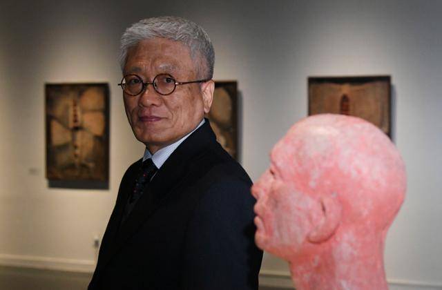 허경회 권진규기념사업회 대표가 그의 외삼촌이자 한국 근대 조각의 거장 권진규의 대표작인 '자소상' 앞에 서 있다. 권진규기념사업회와 유족으로부터 '권진규 컬렉션' 141점을 기증받은 서울시립미술관은 지난 24일부터 '권진규 탄생 100주년 기념- '노실의 천사' 전시를 열고 있다. 최주연 기자