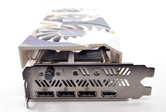 측면에는 3개의 DP(1.4a) 및 1개의 HDMI(2.1), 그리고 OC 버튼을 갖췄다