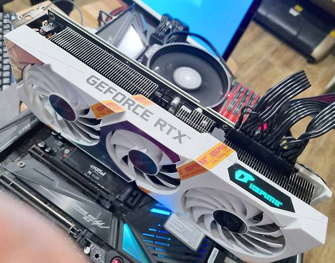 RGB LED가 달린 쿨러의 모습. 유휴 시에는 냉각팬의 회전이 멈춘다