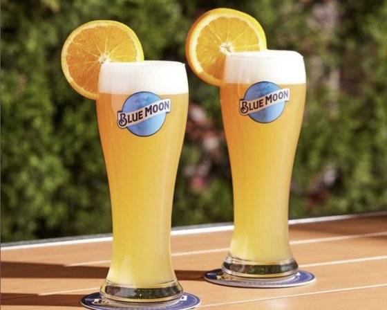 벨기에식 밀맥주 블루문은 달콤 쌉싸름한 오렌지 향과 오묘한 고수의 향이 특징이다. 사진 블루문 코리아 인스타그램 캡처