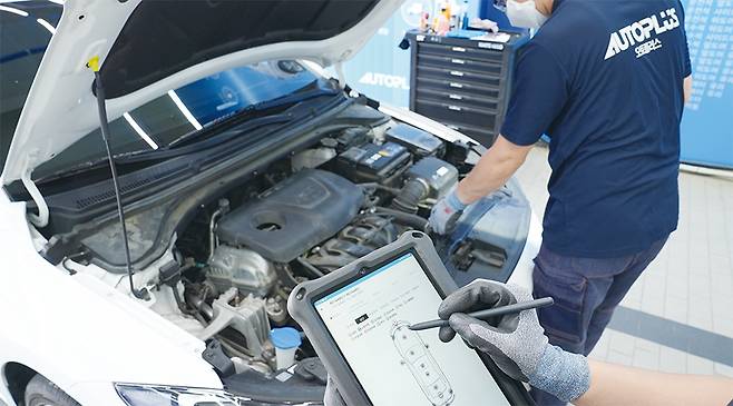 온라인 비대면으로 중고차를 판매하는 플랫폼이 늘어나고 있다. 오토플러스가 운영하는 ‘리본카’에서는 260가지 항목 점검 결과를 바탕으로 신차 대비 현재 중고차 품질과 가격 수준을 보여준다. (오토플러스 제공) ​