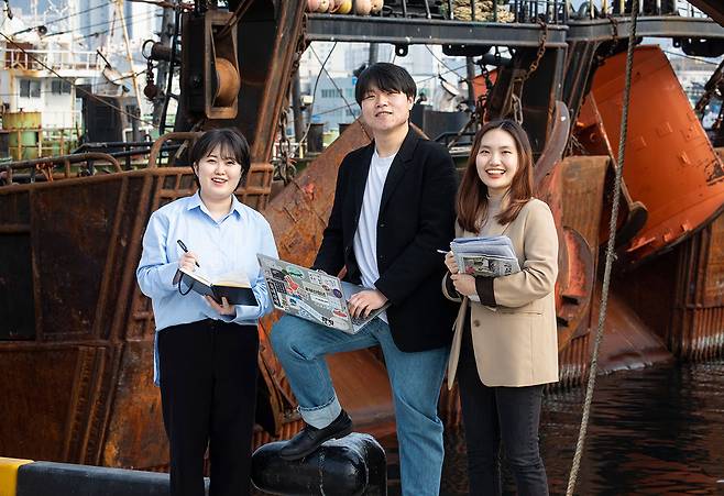 대상을 수상한 ‘부산 대학언론인네트워크’의 박서현·박주현·최희수 기자(왼쪽부터).ⓒ김흥구