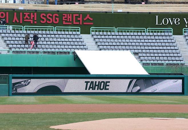 ▲ SSG 랜더스가 21일 홈 경기장인 인천SSG랜더스필드에 MLB식 외야 LED 펜스를 설치했다.ⓒSSG 랜더스