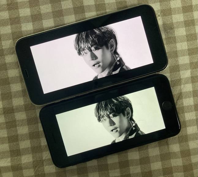 OLED를 탑재한 아이폰12프로(위)와 LCD를 탑재한 아이폰SE 3세대 / 사진=백유진 기자 byj@