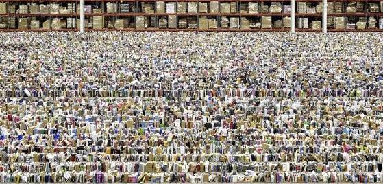 안드레아스 거스키는 사물과 풍경을 있는 그대로 보여주기보다 현대사회를 날카롭게 드러낸다. 아마존(Amazon), 2016. [사진 ©안드레아스 거스키, 스푸르스 마거스]