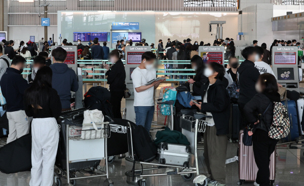 이달 22일 영종도 인천국제공항 제1여객터미널 출국장이 출국 수속을 하는 여행객들로 붐비고 있다. [사진 출처 = 연합뉴스]