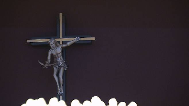 평화를 상징하는 의미의 십자가로 비둘기를 든 예수님의 모습