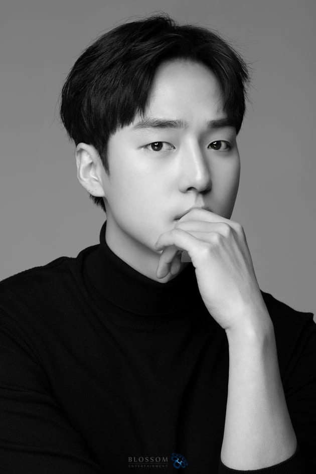 Actor Yang Se-jong has boasted a variety of charms through his new profile.On the 31st, Blossom Entertainment released a new profile photo of actor Yang Se-jong, who became a family member after his retirement.In the open photo, Yang Se-jong freely digested the concept from bright and clean images to soft and charismatic images.The first profile matched a white cardigan with a white background to maximize a distinctive transparent and clear image.In the following photos, he added chic with his restrained eyes, and at the same time, he snipped his fan with a visual that was invisible and boyish for two years.Yang made his debut in 2016 with SBSs Romantic Doctor Kim Sabu; he was a ready-made newcomer and proved a solid acting performance to the public by starring in the OCN drama Dual seven months after his debut.In SBS The Temperature of Love and Thirty but Seventeen, it became a popular actor with sweet and exciting romance acting.Before enlistment, JTBC My Country starred in the first historical drama and showed various aspects that were not seen in modern drama.Yang Se-jong, who has solidified his position as an actor with his character digestion power regardless of genre, is paying attention to what new moves he will show after his entire career.