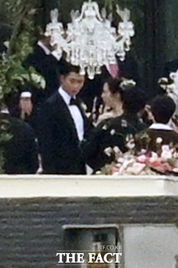 Hyun Bin and Son Ye-jin, who started dating in March 2020, held a happy life second act with a photo shoot with family friends ahead of the 4 pm marriage ceremony.The marriage ceremony of the century, which attracts the attention of global fans as a representative Korean wave star, showed a ceremony atmosphere that makes the spring energy of Life 2 Act spring with beautiful flowers and ornaments in the security of the iron.Participants except the bride and groom, who are the couple of the century, wore masks and attended the marriage ceremony.Stonehenge House, located in the middle of the mountain, marriages Bae Yong Joon, Park Soo Jin, Ji Sung and Lee Bo Young in the form of a solo house.The marriage ceremony was held privately by inviting only family members and close acquaintances.The number of people in the StonehengeHouse is about 300, but it is said that the ceremony will be held within 200 people.Since then, he has denied his relationship with his lover, including several times in the United States of America, and has made it official in January last year.