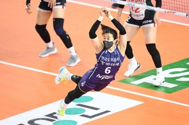 몸을 날려 공을 띄우고 있는 이고은. 한국배구연맹(KOVO) 제공
