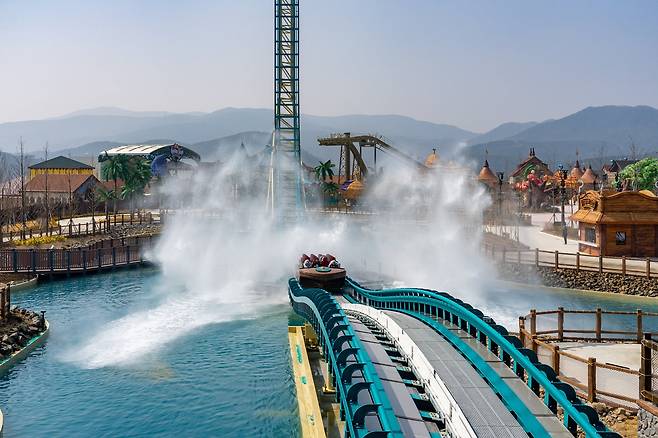국내 처음 도입한 워터코스터 '자이언트 스플래쉬'. 마지막 하강 때 엄청난 양의 물보라를 만든다. 백종현 기자