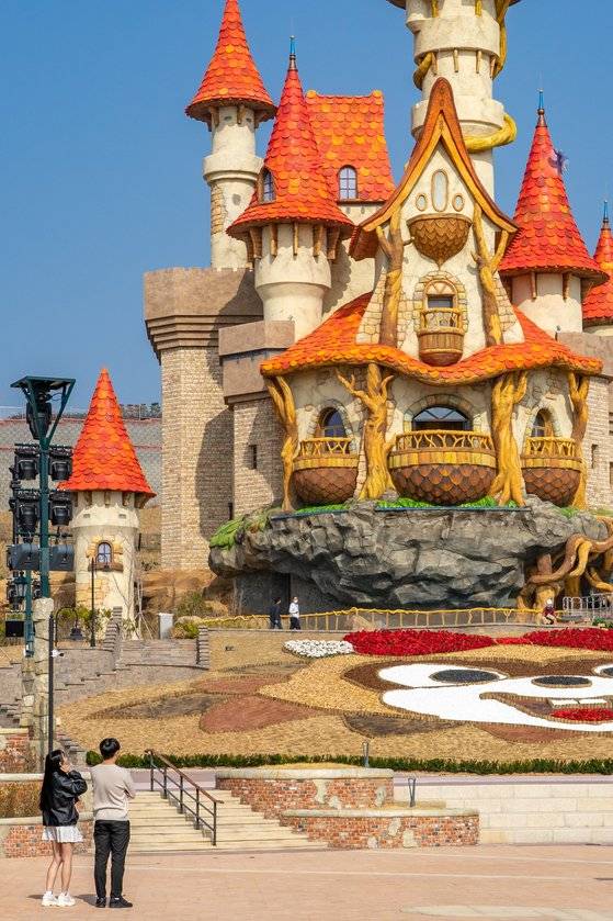 롯데월드 어드벤처 부산의 상징으로 자리매김할 로리 캐슬. 개장 후 관람객이 가장 많이 카메라에 담아갈 장소다. 백종현 기자