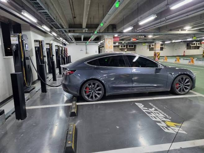 서울 한 대형마트에서 충전 중인 차량. 사진=배성은 기자