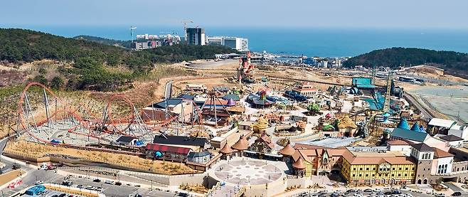 멀리 기장 앞바다가 펼쳐지는 롯데월드 어드벤처 부산 전경 / 사진 = 롯데월드
