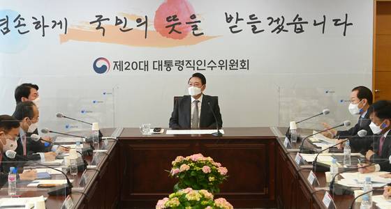 (서울=뉴스1) 인수위사진기자단 = 윤석열 대통령 당선인이 31일 오전 서울 종로구 통의동 대통령직인수위원회에서 열린 경제1분과 업무보고 회의를 주재하고 있다. 2022.3.31/뉴스1