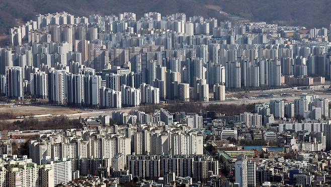 27일 오후 서울 송파구 롯데월드타워 전망대 서울스카이에서 바라본 서울 시내 아파트 밀집지역 모습. [연합]