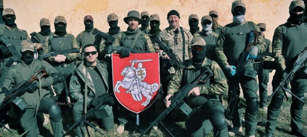 우크라이나 국제의용군에 합류한 벨라루스 전투원들. PK 기관총부터 AKS-74 소총, 최신형 CZ 806 브렌 2 소총 등을 소지하고 있다.