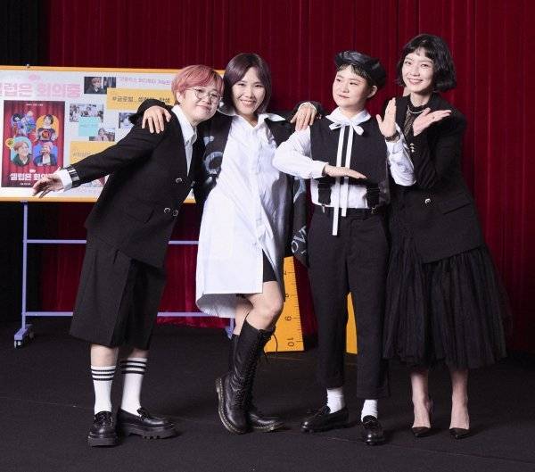 송은이, 신봉선, 김신영, 안영미(왼쪽부터)가 30일 오전 온라인으로 진행된 넷플릭스 오리지널 코미디 콘텐츠 ‘셀럽은 회의 중’ 제작발표회에서 밝게 웃으며 포즈를 취하고 있다. 사진제공｜넷플릭스