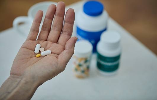 건강해지기 위해, 혹은 치료를 위해 알약을 복용하는 사람이 많다