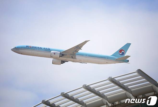 인천국제공항 1터미널 출국장에서 대한항공 비행기가 이륙을 하고 있다./뉴스1 © News1 권현진 기자