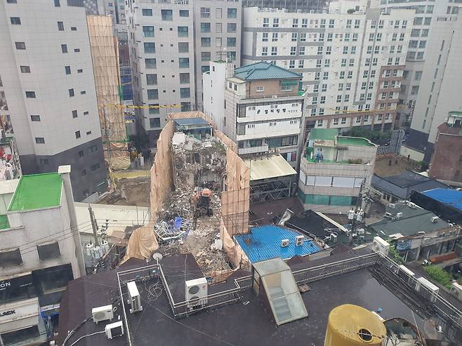 지난해 5월 27일 오피스텔 신축을 위해 이화여대 일대의 저층 상가건물이 허물어지고 있다. /김송이 기자
