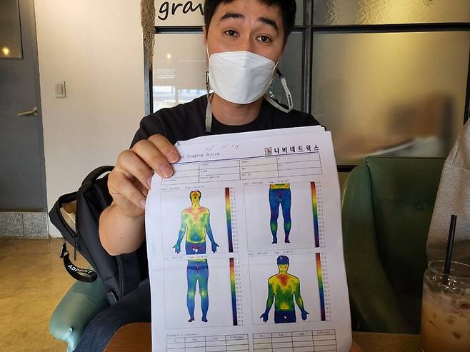 지난 3월25일 충남 아산의 한 카페에서 코로나19 후유증 환자인 김경훈씨가 병원에서 촬영한 체열 사진을 들고 있다. 상체의 체온이 높게 측정돼 있다. 장현은 기자 mix@hani.co.kr