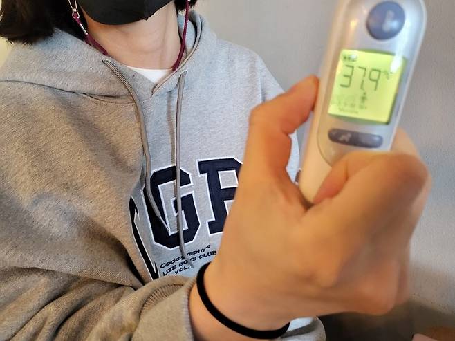 두차례 코로나19 확진 이후 계속해서 미열에 시달리고 있는 강아무개씨가 지난 3월25일 충남 아산의 한 카페에서 체온을 직접 재니 섭씨 37.9도가 나왔다. 장현은 기자 mix@hani.co.kr