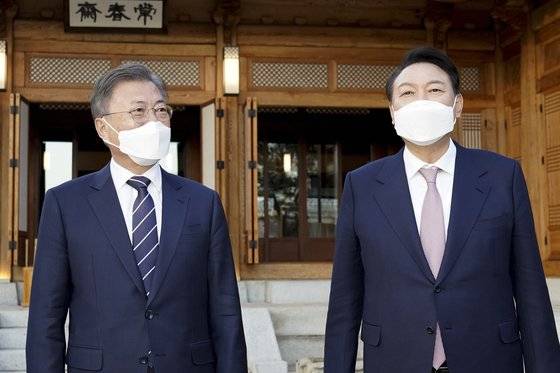 문재인 대통령과 윤석열 대통령 당선인이 3월 28일 오후 청와대 상춘재에서 만나 만찬 회동에 앞서 대화하고 있다. 청와대 제공