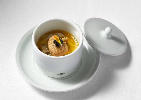 '주옥'의 신창호 셰프가 자신만의 노하루를 담아 뽑아낸 들기름을 사용해 만든 요리로 캐비아와 전복소라채가 올란 메추리알. 사진 주옥