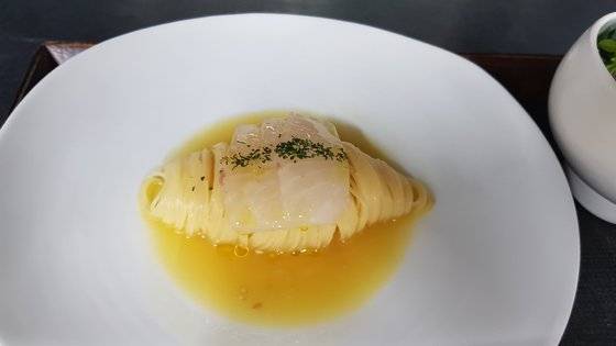 카펠리니 파스타면에 들기름을 곁들여 내는 '권숙수'의 민들레국수. 사진 권숙수