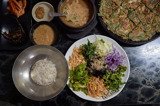 신성식당의 ‘청국장보리밥’은 주인이 직접 재배한 콩을 사용한다.