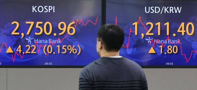 31일 오전 서울 중구 하나은행 딜링룸에서 딜러들이 업무를 보고 있다. 연합뉴스