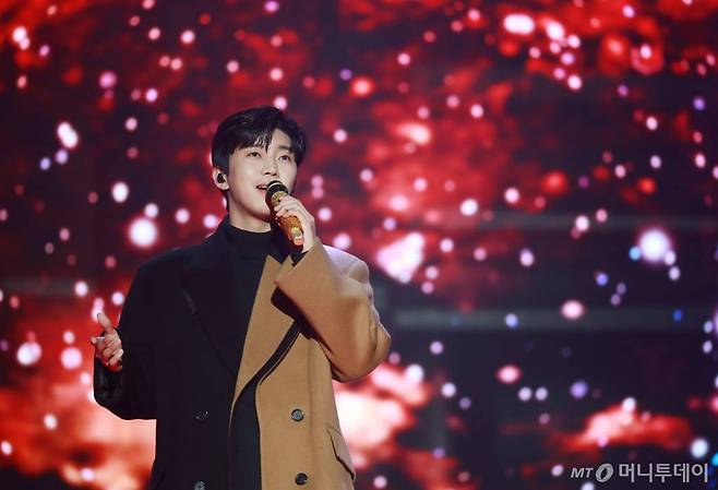 가수 임영웅이 2일 오후 방송된 2021 Asia Artist Awards(2021 아시아 아티스트 어워즈, 2021 AAA) 시상식에서 멋진 무대를 선보이고 있다.  스타뉴스가 주최하고 AAA 조직위원회가 주관하는 AAA는 어디에서도 보지 못했던 새로운 무대를 선보이며 전 세계 팬들의 눈과 귀를 사로잡아 명실상부 NO.1 글로벌 시상식으로 거듭났다 /사진=AAA 기자 star@